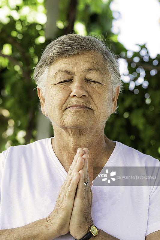 正在冥想的老年妇女图片素材
