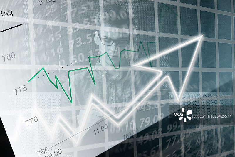 经济图表：上升箭头和商务男士图片素材