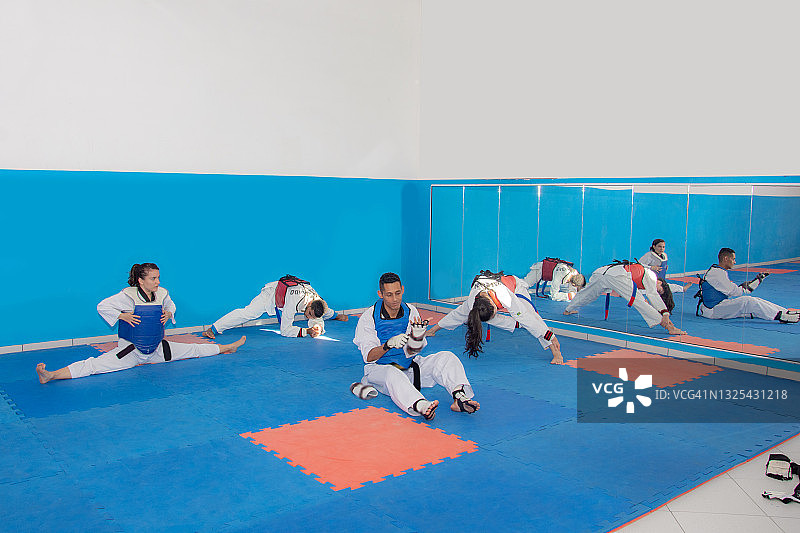 跆拳道运动员伸展运动图片素材