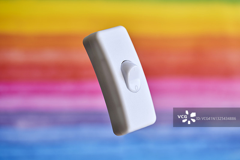 彩色背景上的开启的灯图片素材