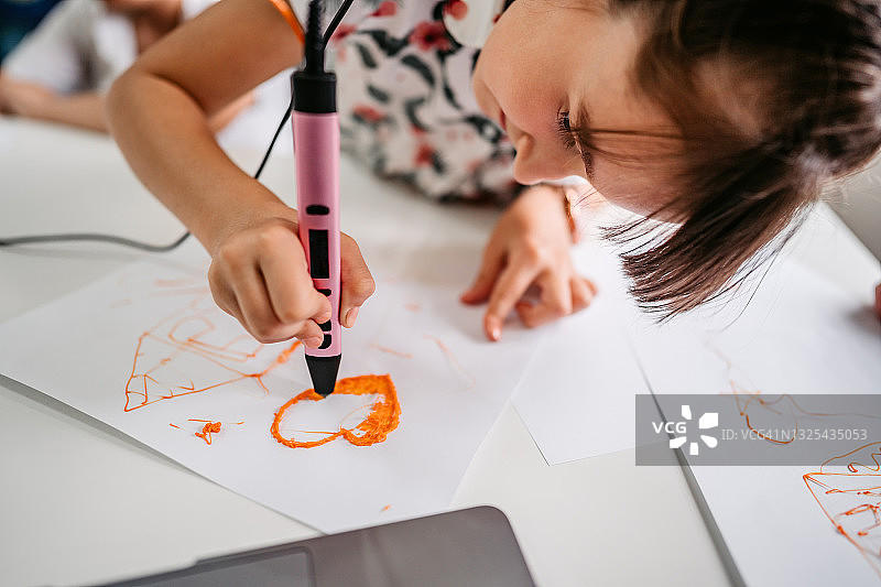 小学生使用3D打印笔进行创作图片素材