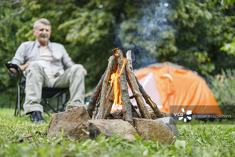 快乐的男人看着篝火图片素材