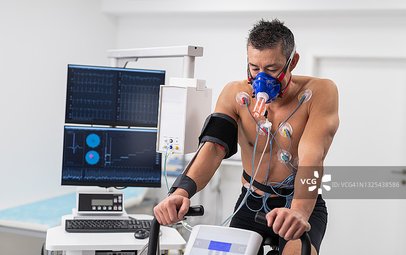 男人在室内自行车上进行心电图和VO2测试图片素材