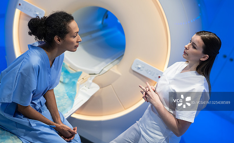 女医生在检查前向妇女提供信息图片素材