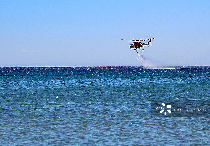 正在执行任务的消防直升机图片素材