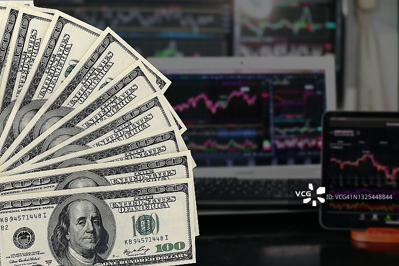 经济：现金美元和经济指数图表图片素材