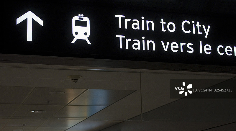 指向城市火车站的标志图片素材