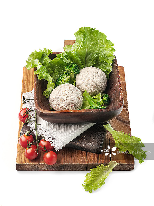 健康鸡肉丸美食摄影，白色背景特写图片素材