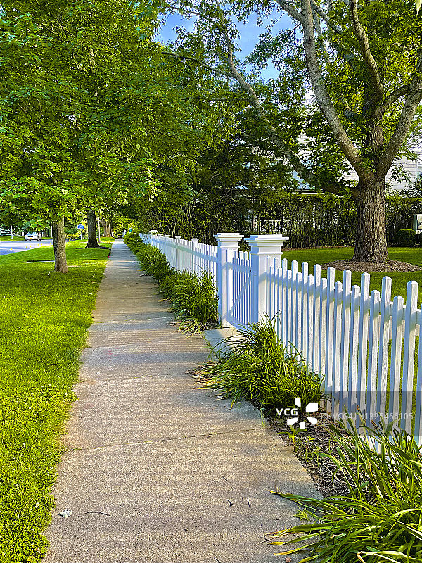 南安普顿的人行道和白色尖桩篱笆的透视图片素材