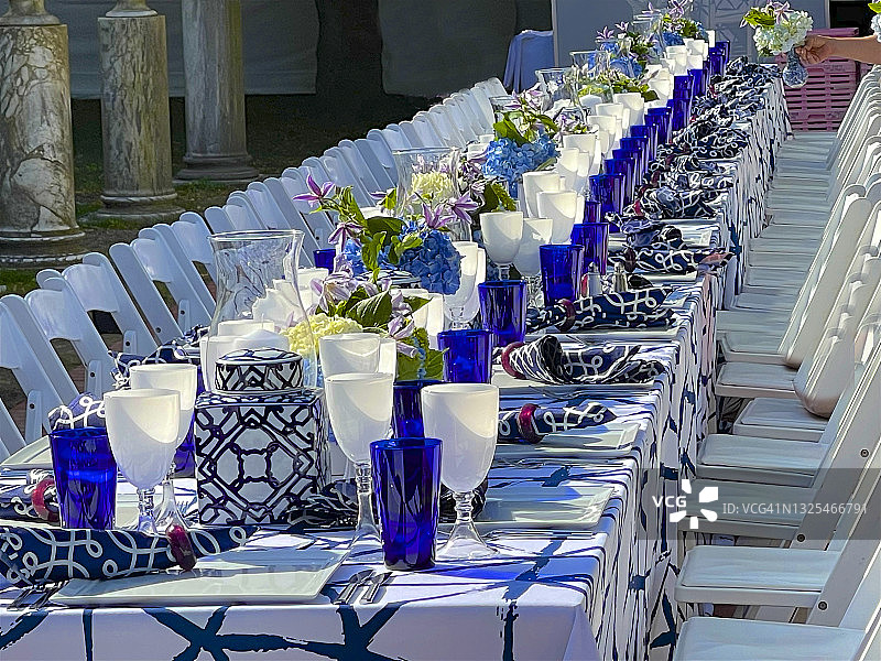 南安普顿的户外宴会餐桌布置图片素材