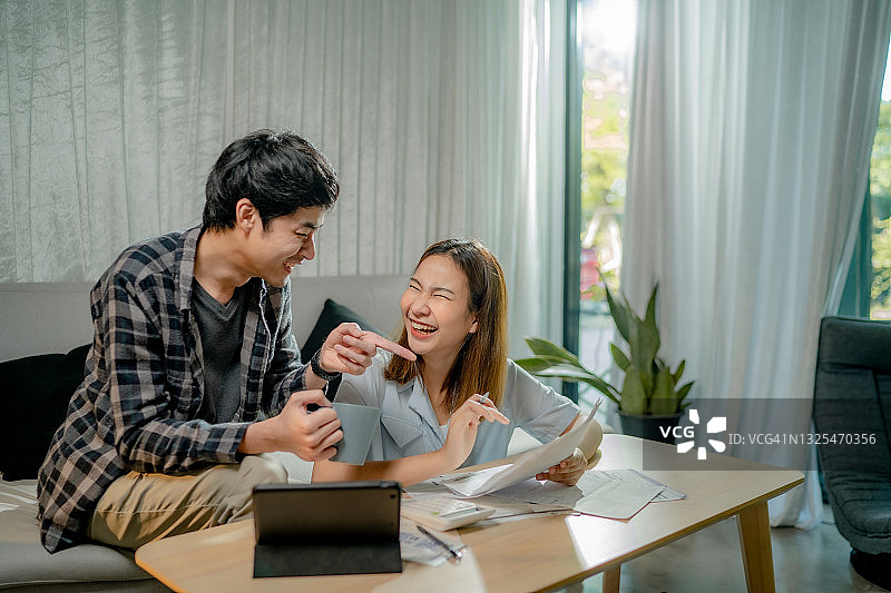 年轻夫妇在家讨论财务图片素材