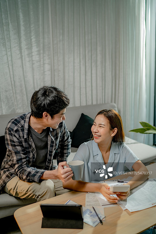 年轻夫妇在家讨论财务图片素材