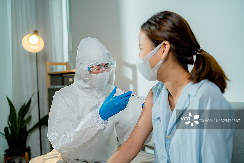 年轻女子接种新冠疫苗图片素材