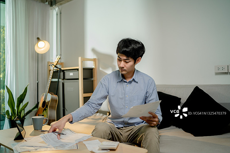 男人查看账户报表图片素材