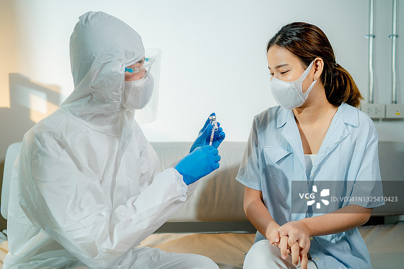准备接种新冠肺炎疫苗的医护人员图片素材