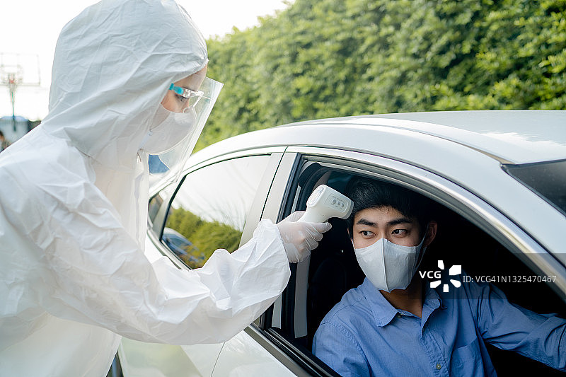开车去做鼻拭子检测冠状病毒感染的年轻男人图片素材