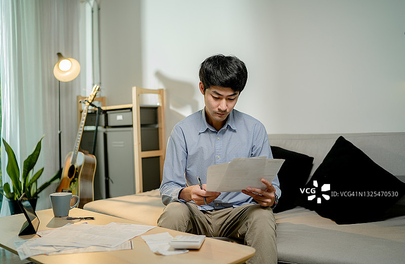 查看账单的亚洲男人图片素材