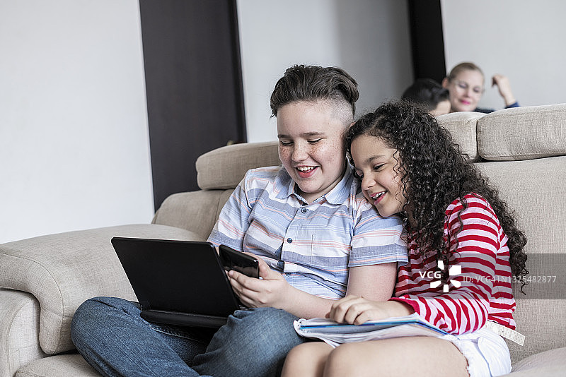 在家做作业的拉丁裔兄弟图片素材