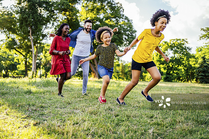 全家互相追逐玩耍图片素材