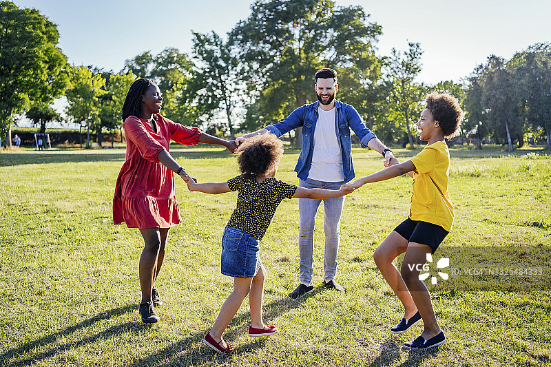 快乐家庭玩耍图片素材