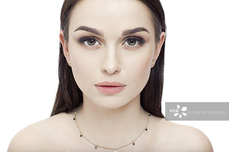 白色背景上的黑发女人图片素材