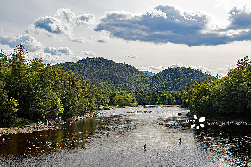 美国缅因州基列附近安德罗斯科金河，渔夫和家人在观看图片素材