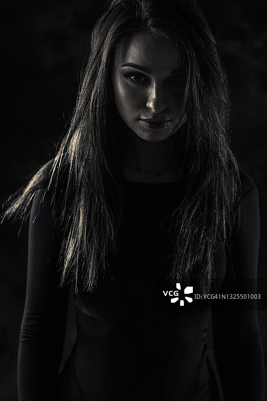 黑暗中的女人图片素材