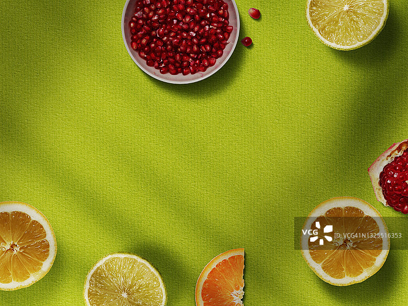 绿色有机水果组合俯视图，留白背景图片素材