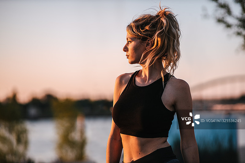 身穿运动服的健美女性肖像图片素材