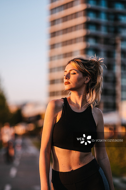 身穿运动服的健美女性肖像图片素材