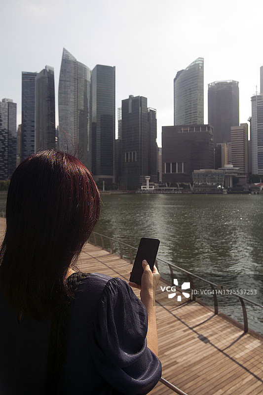 新加坡亚洲女性使用手机图片素材