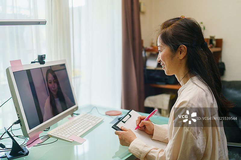 两个女人通过视频通话远程交谈图片素材