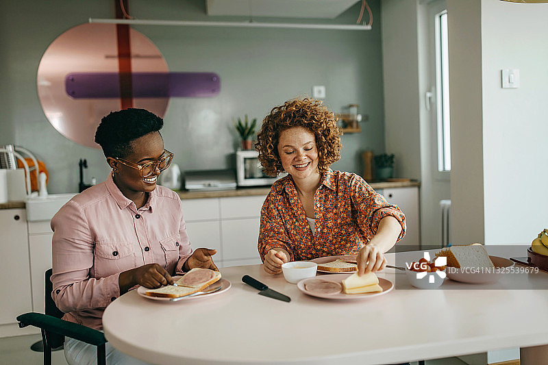 两个女孩享用早餐图片素材