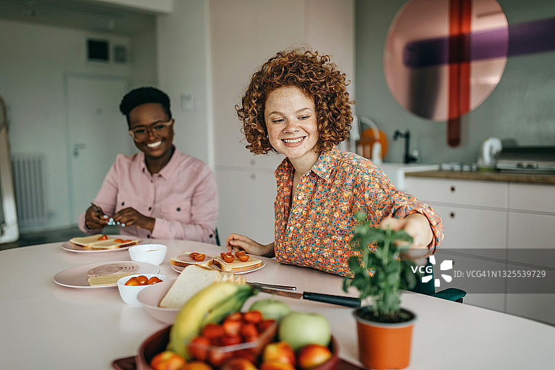 两个女孩享用早餐图片素材