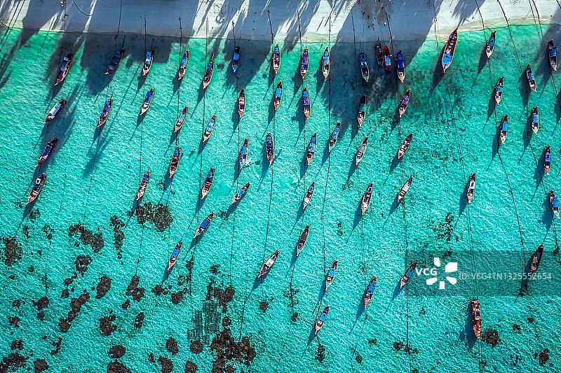 泰国沙敦府安达曼海碧绿海水上的长尾船航拍图片素材