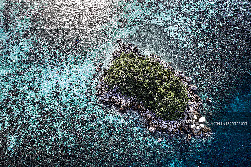 前往泰国丽贝岛附近安达曼海的孤岛旅行图片素材