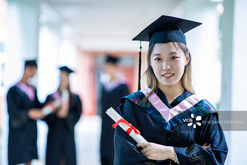 年轻女人毕业照图片素材