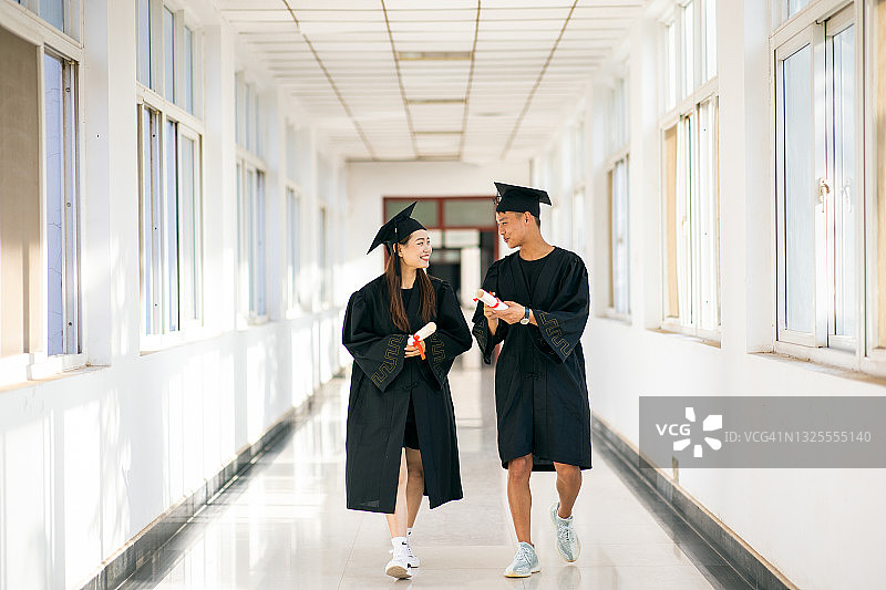 大学毕业生与朋友同行，畅谈未来图片素材