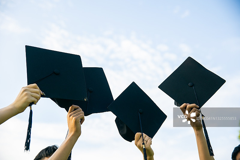 手持毕业帽图片素材