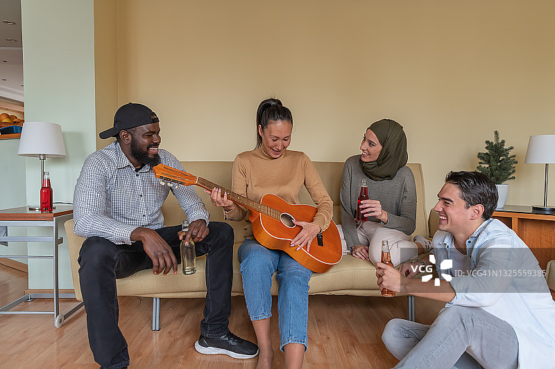 一群快乐的年轻朋友在享受吉他声图片素材