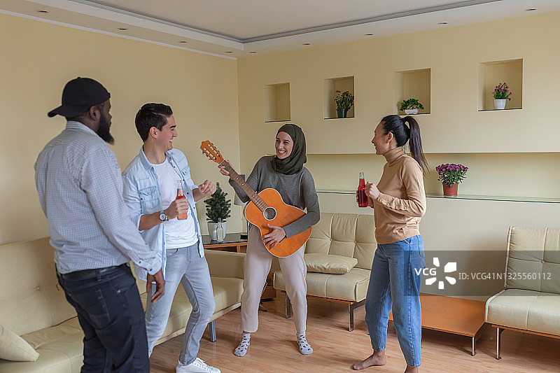 朋友们一起跳舞，穆斯林女性朋友弹吉他图片素材