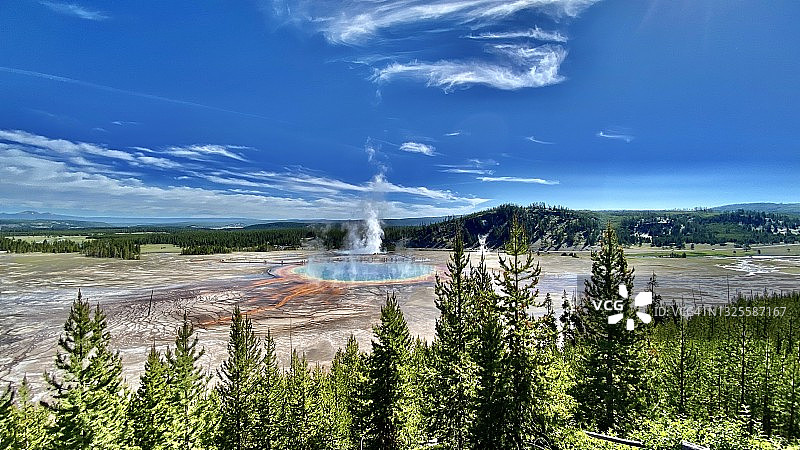 五彩蒸汽大棱镜温泉图片素材