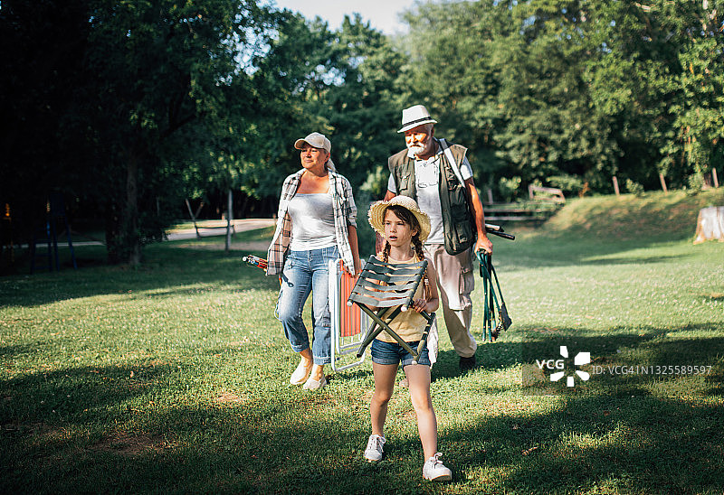 祖父母和孙女在湖上一起钓鱼图片素材