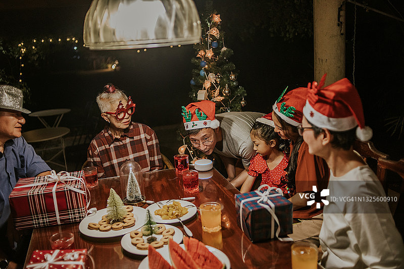 父亲改变主意，让AI音箱朋友寻找另一首圣诞歌曲 - 商业照片图片素材