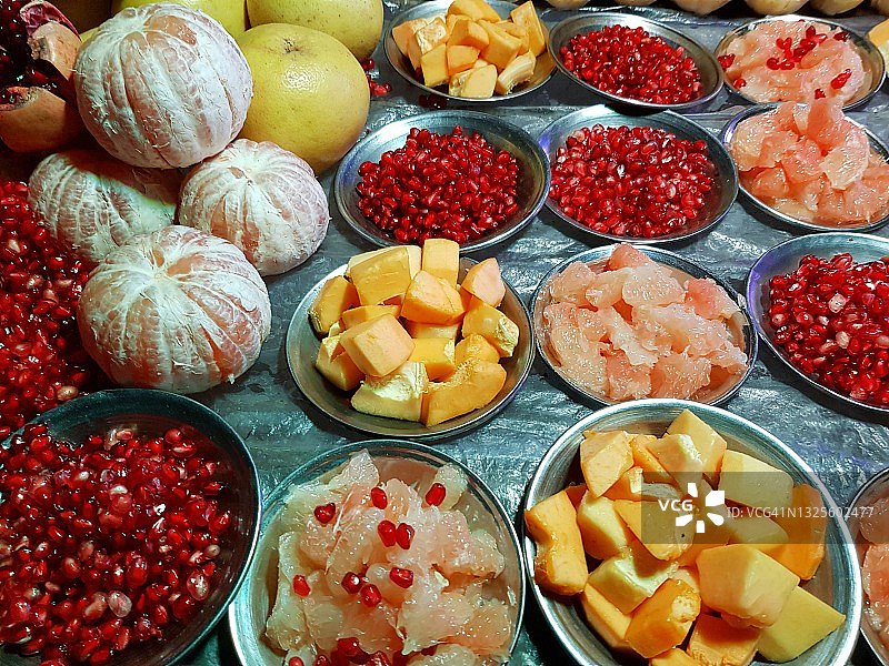 冰板（块状）上盘子里的混合切块水果图片素材