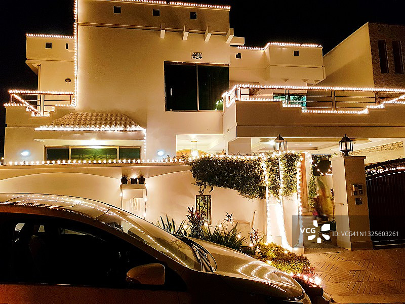 用灯光装饰的婚礼活动房屋图片素材