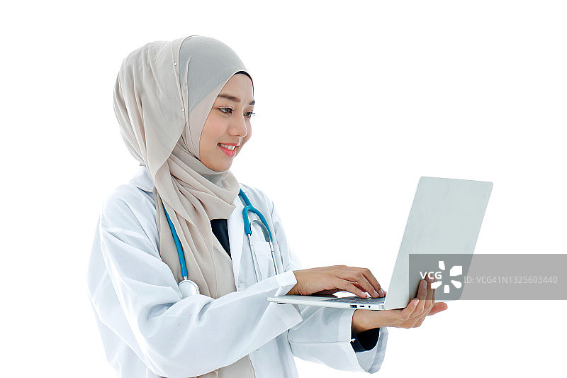穆斯林女医生拿着笔记本电脑图片素材