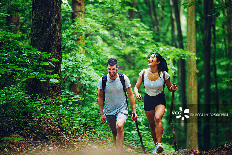 情侣享受森林小径探险图片素材