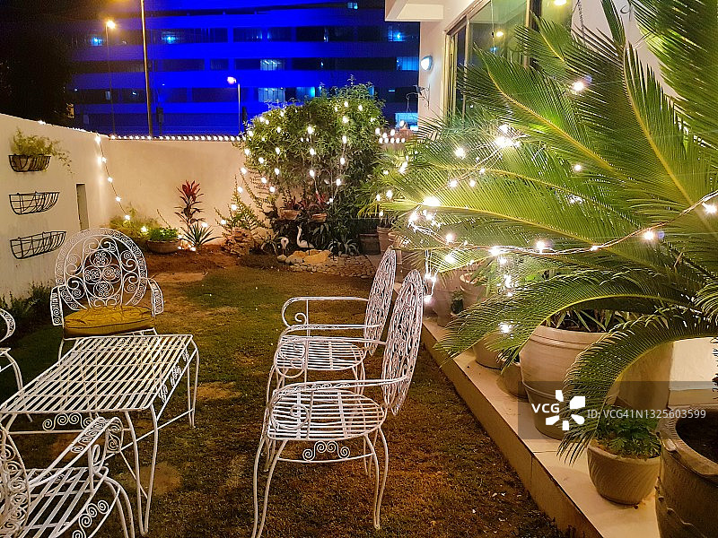 装饰房屋前院带灯的金属草坪椅和桌子图片素材