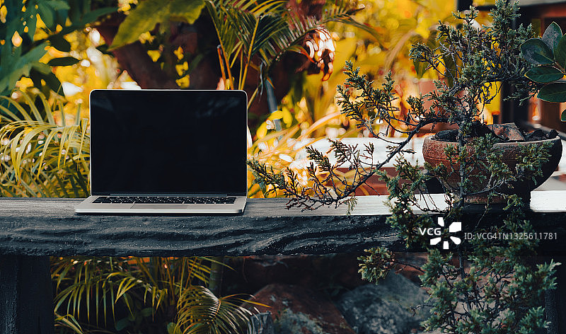 咖啡馆内桌面上带空白屏幕的笔记本电脑图片素材